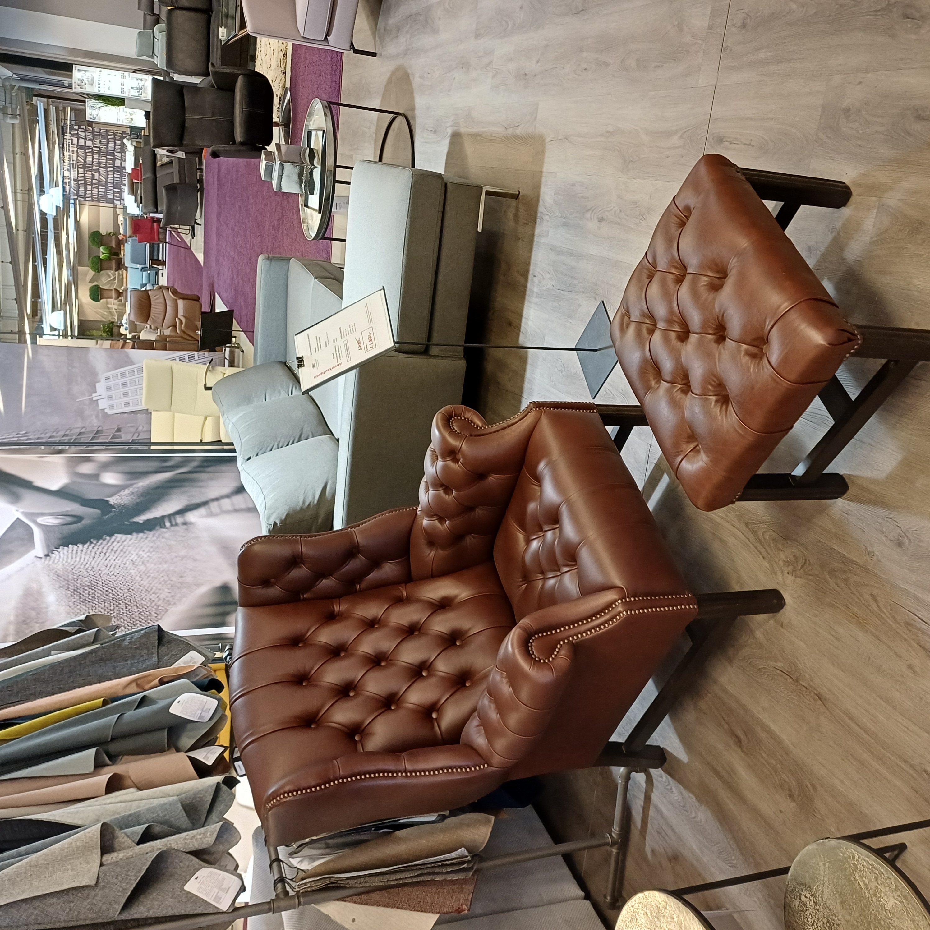 Chesterfield Ohrensessel mit Hocker