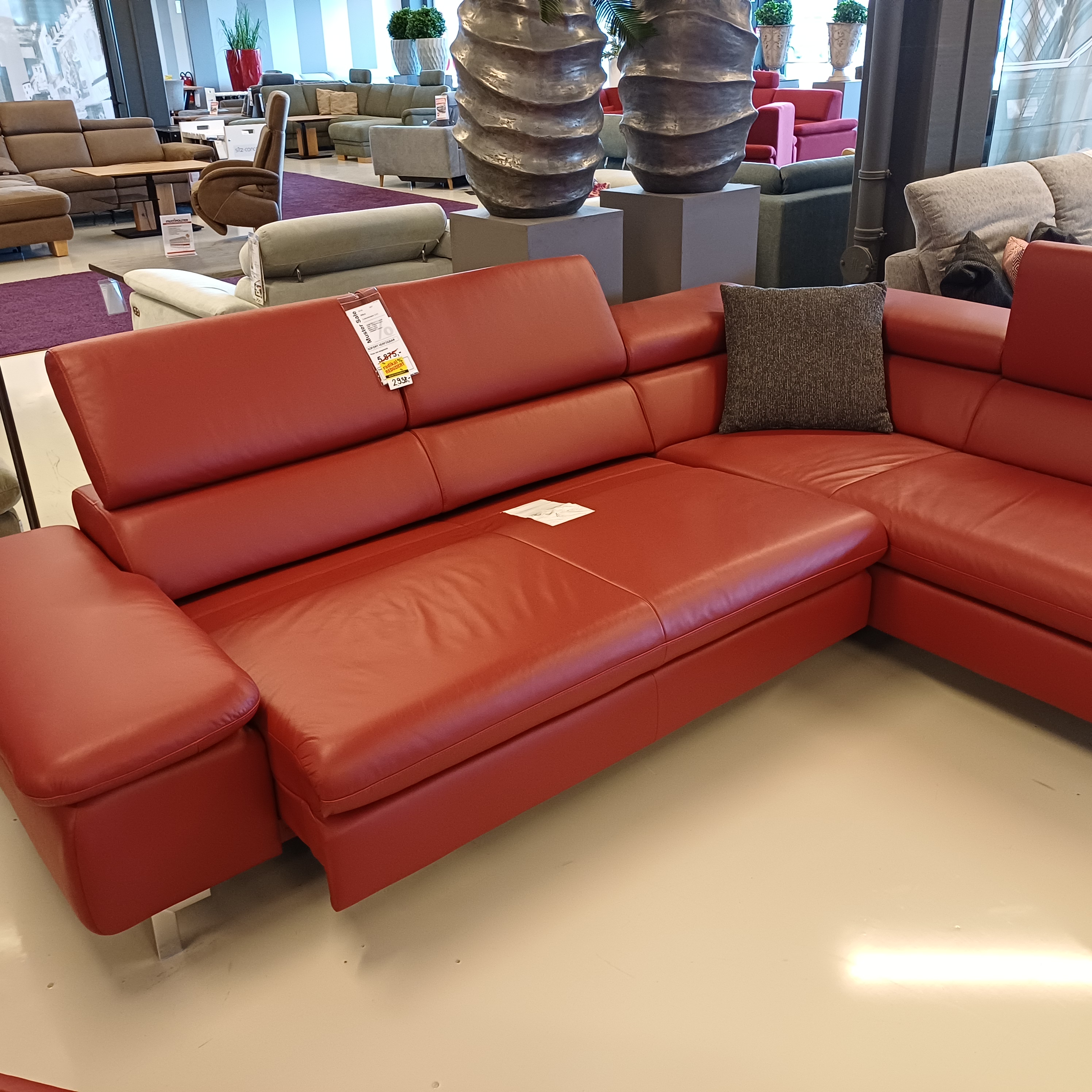 Schönes Ecksofa in Leder rot