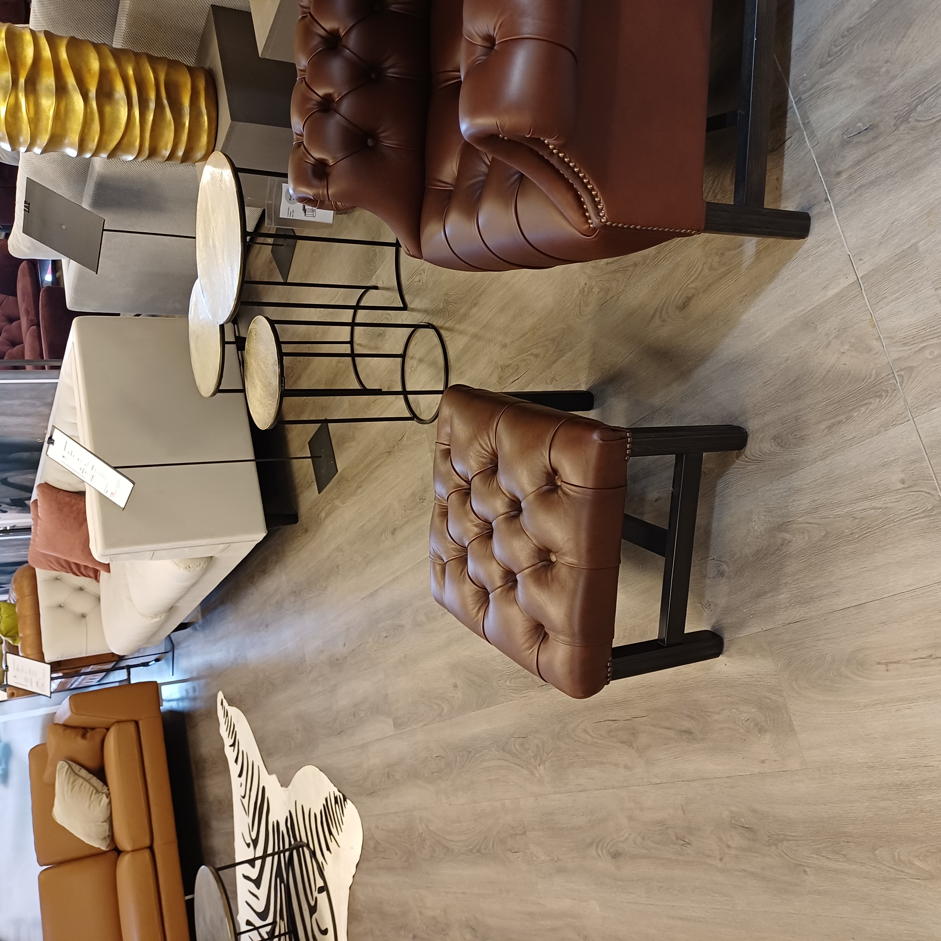 Chesterfield Ohrensessel mit Hocker