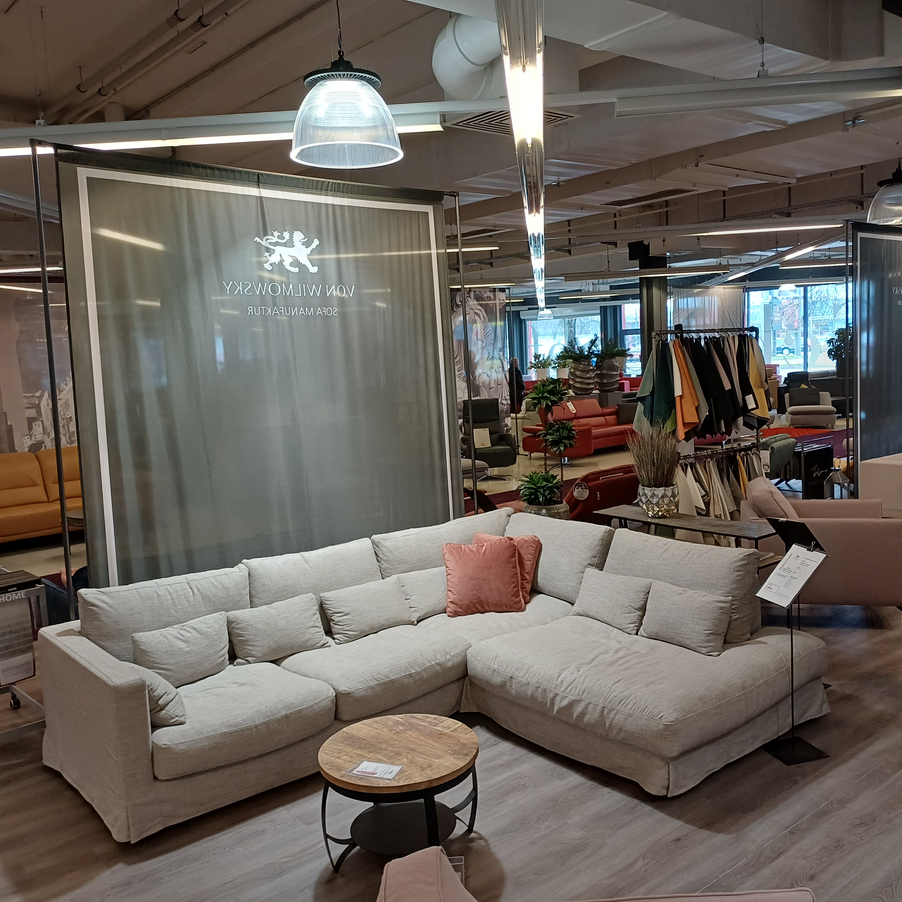 Legeres Hussensofa mit losen Kissen