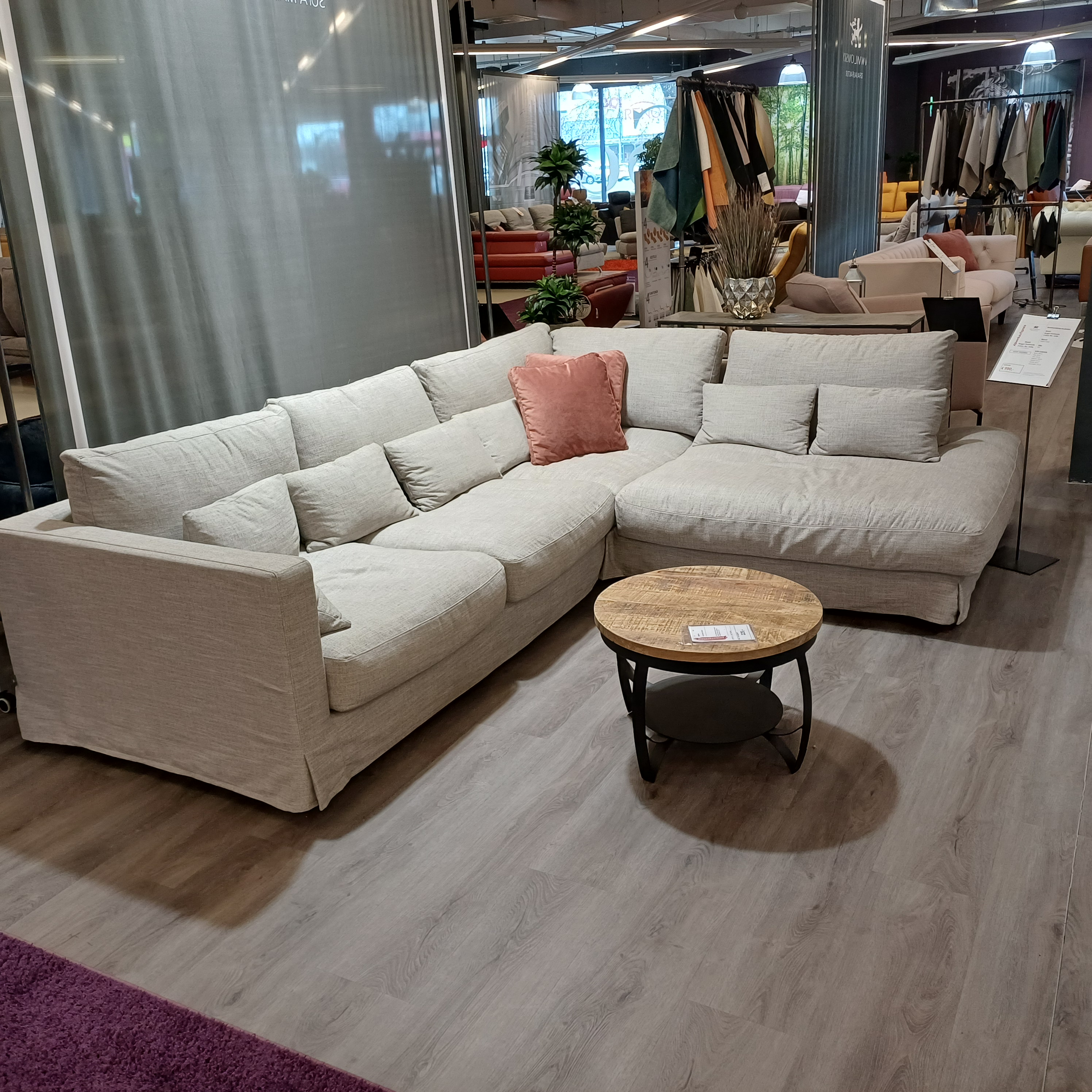 Legeres Hussensofa mit losen Kissen