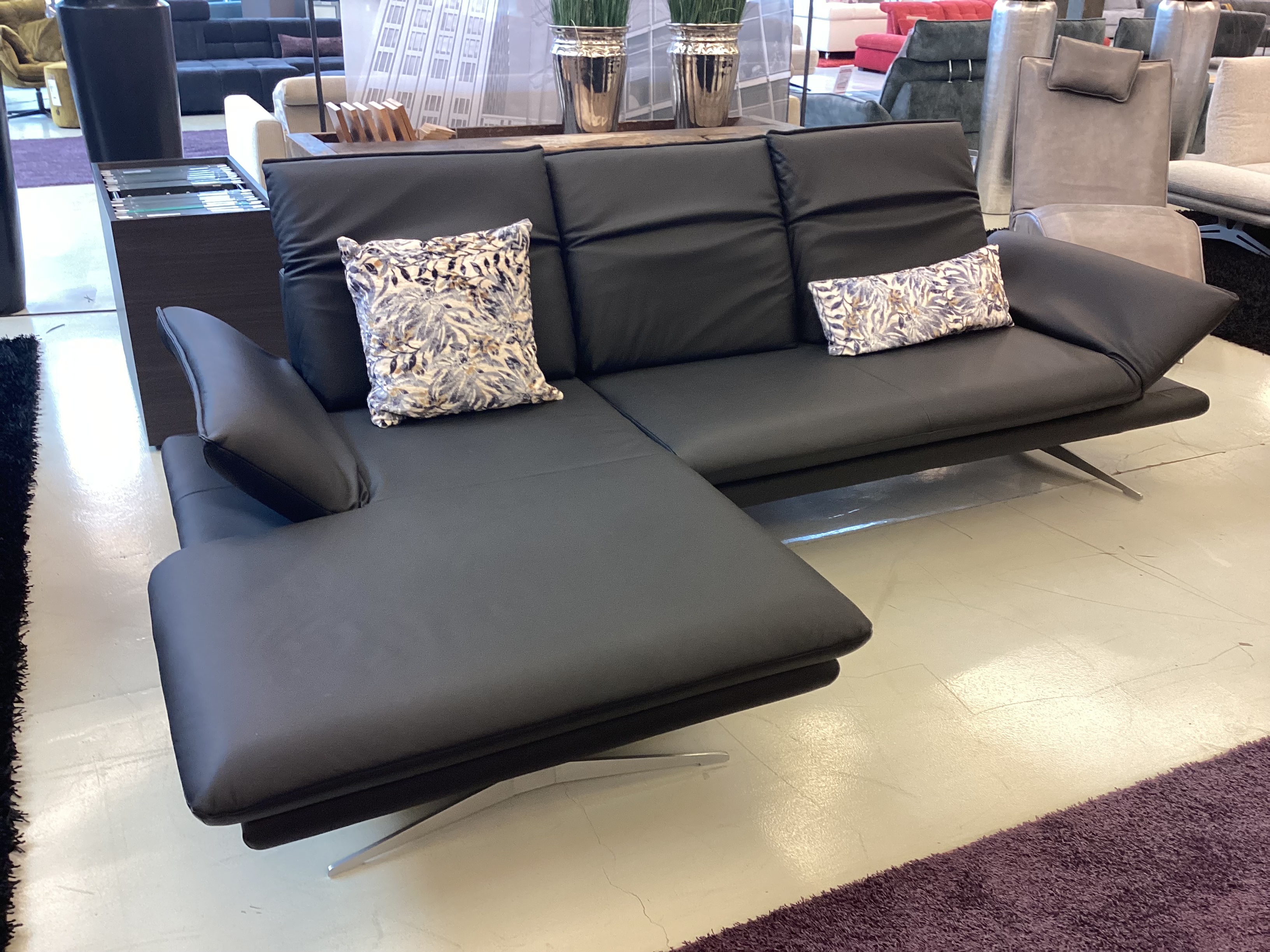 Modernes Ecksofa in Leder schwarz mit Metallkufen Modernes Ecksofa in Leder schwarz mit Metallkufen