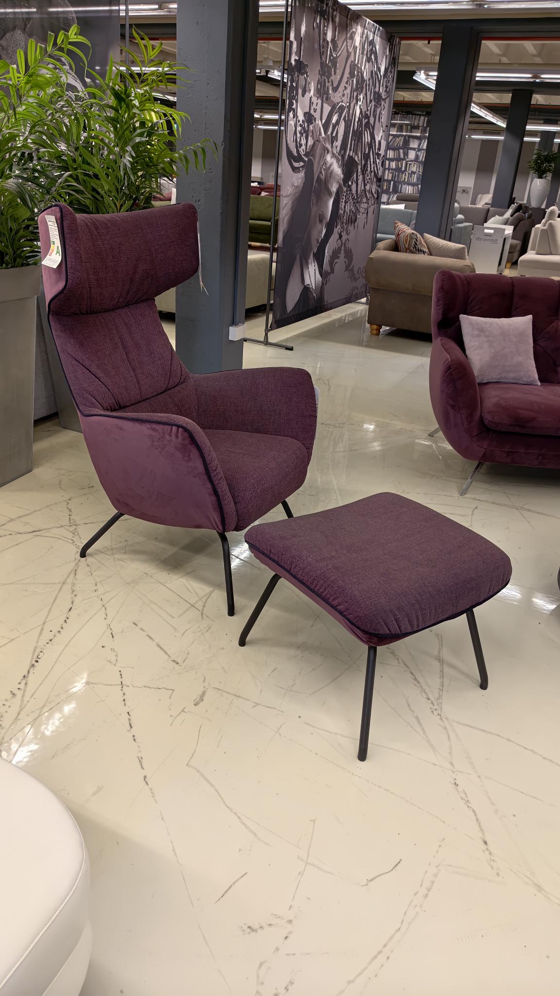 Sofa, Sessel und Hocker in Stoff lila