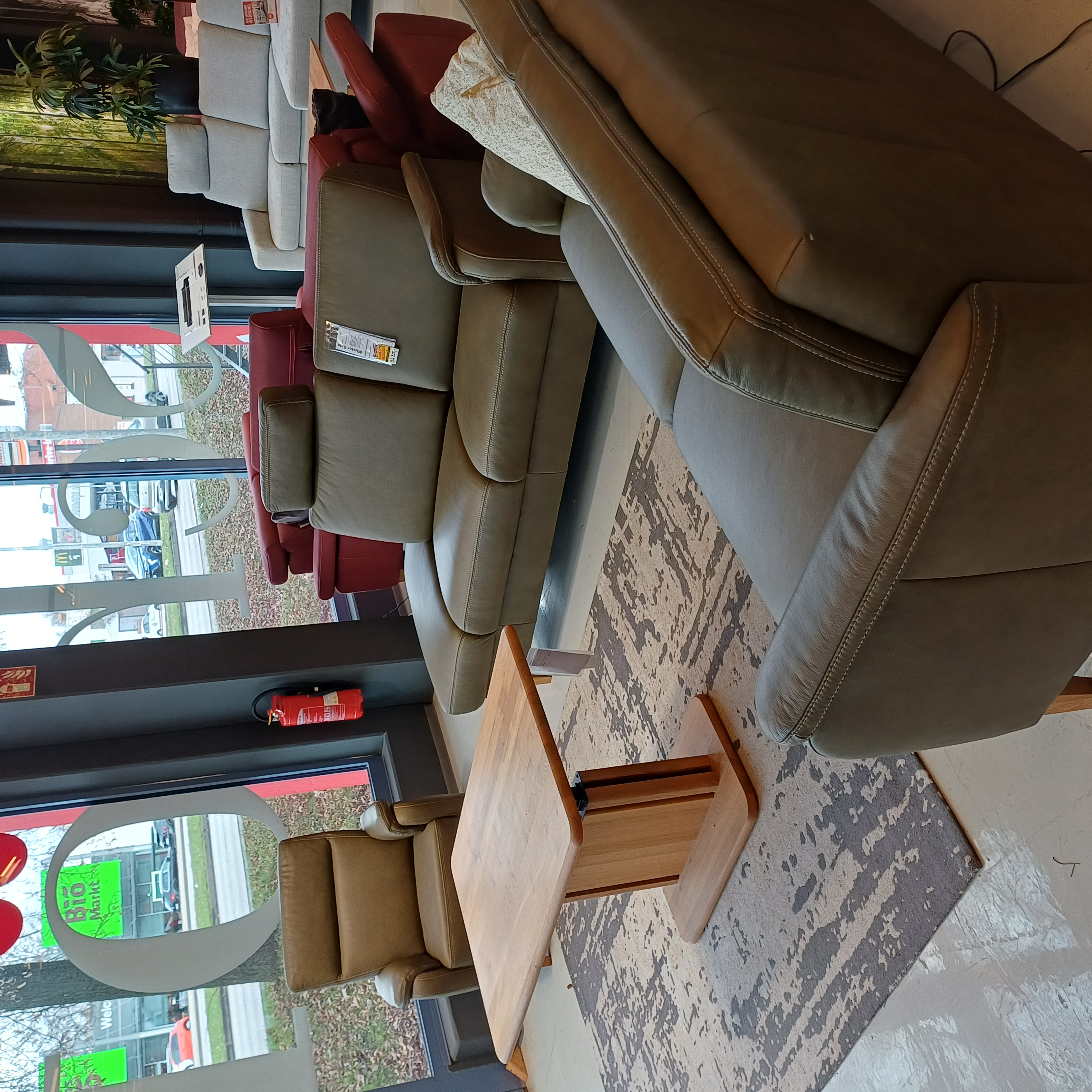 Sofa Garnitur in grünem Leder mit Holzfüßen