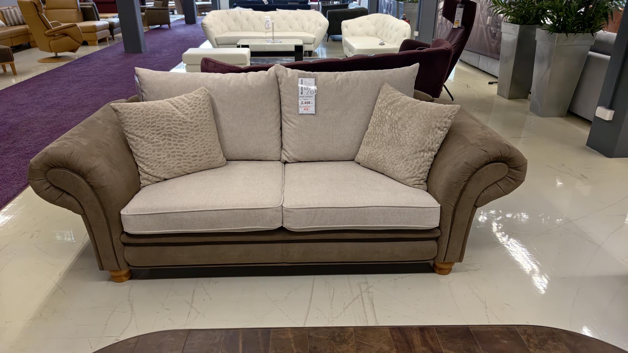 Klassisches Sofa, Recamiere und Ohrenbackensessel Klassisches Sofa, Recamiere und Ohrenbackensessel