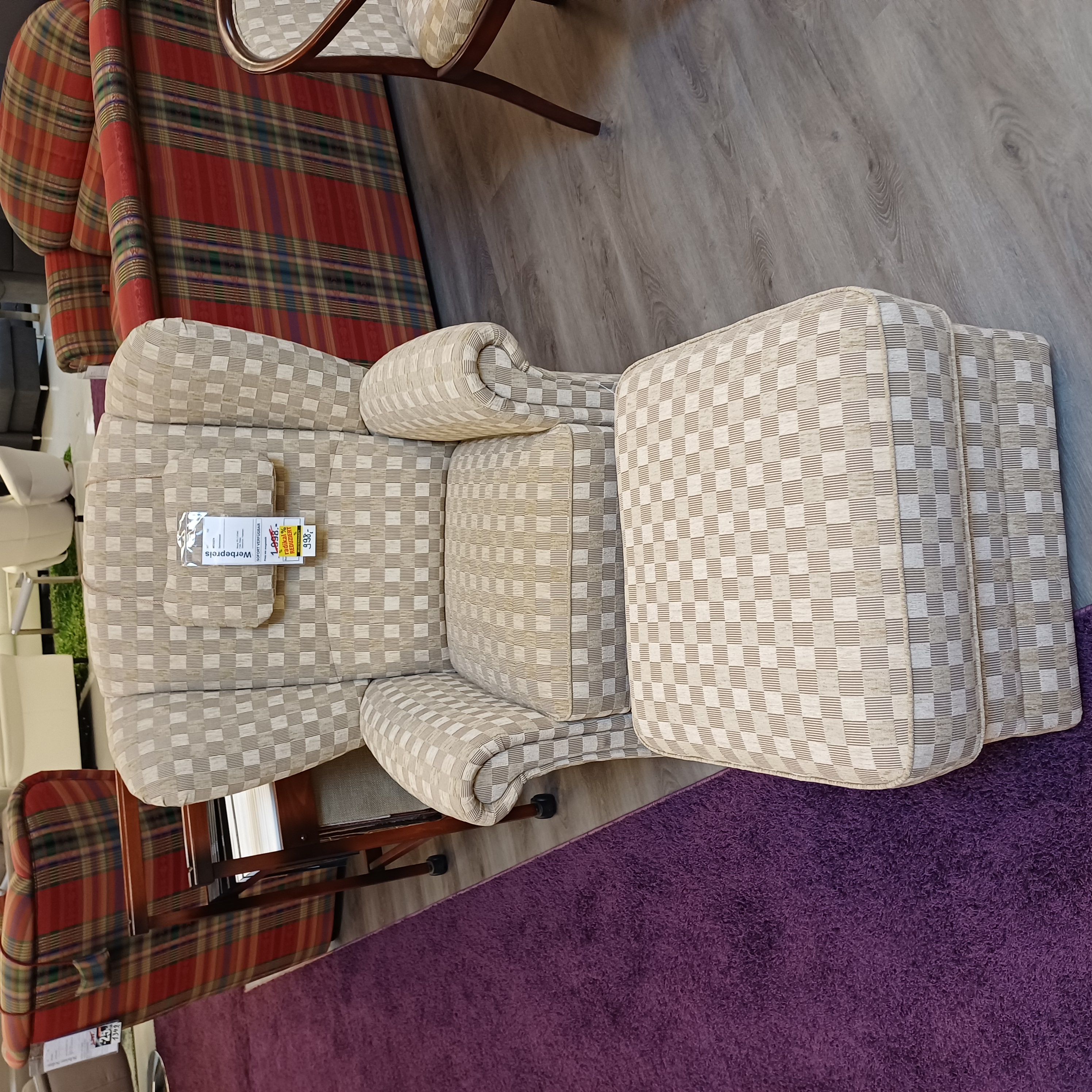 Karierter Ohrenbackensessel mit Hocker