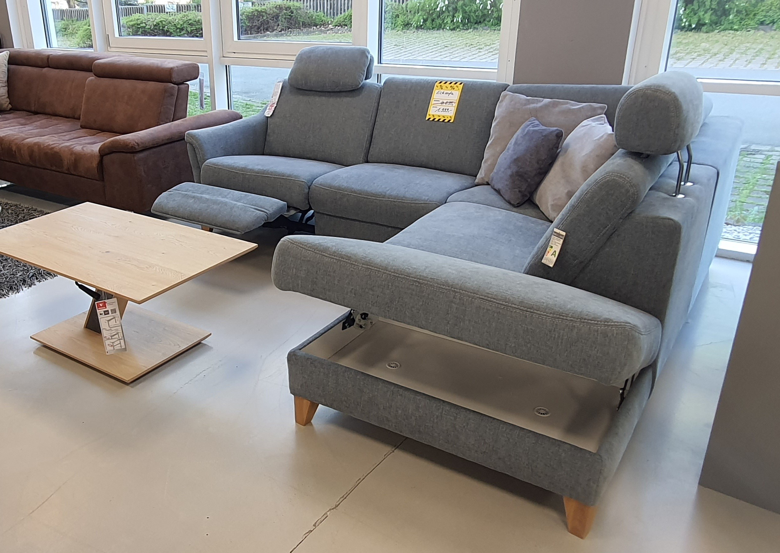 Ecksofa in grauem Stoff mit Holzfüßen Ecksofa in grauem Stoff mit Holzfüßen
