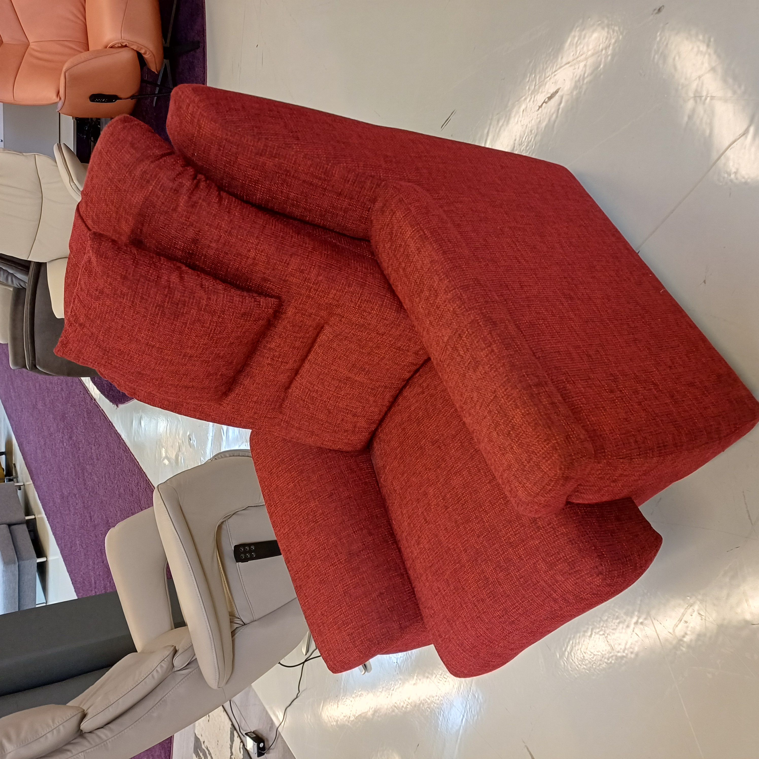 Wohnlandschaft in rotem Stoff mit Sessel