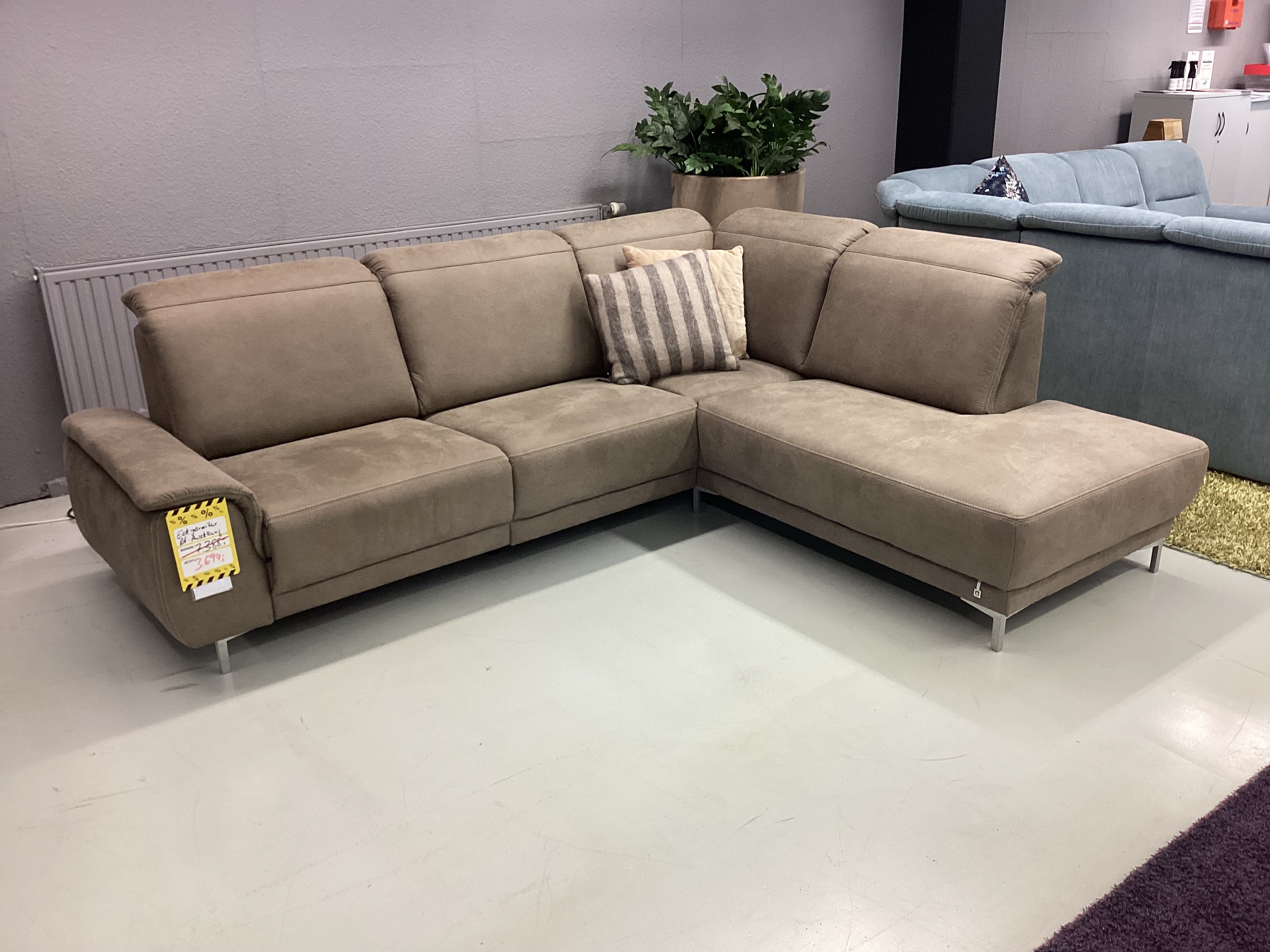 Eckkombi in Microfaser mit elektr. Relaxfunktion , Ablage mit USB und Steckdose Top Preis!!