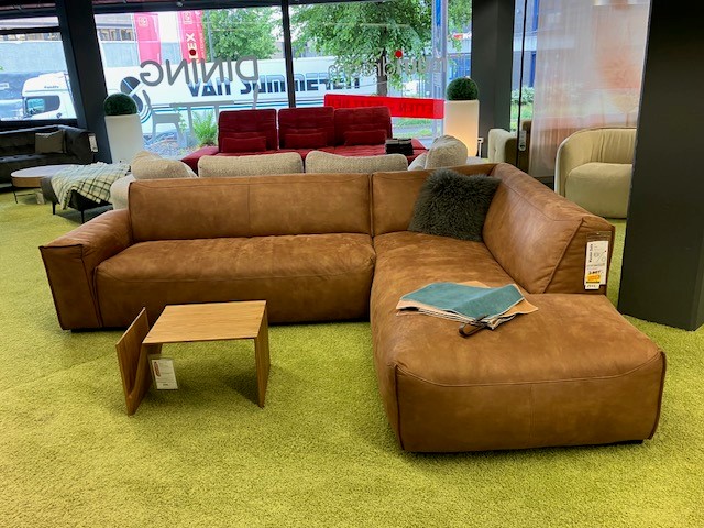 Ecksofa in braun im skandinavischen Stil Ecksofa in braun im skandinavischen Stil