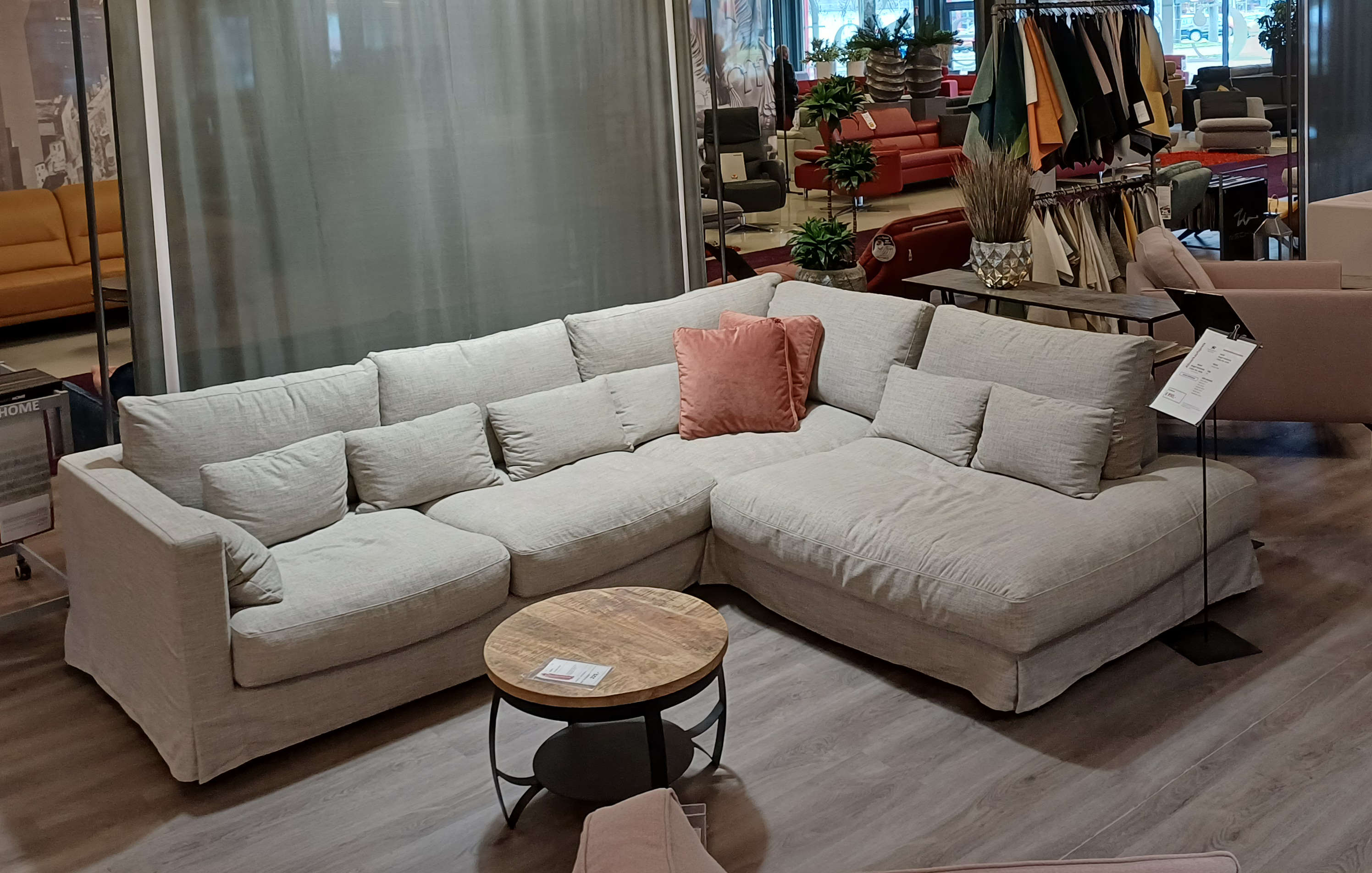Legeres Hussensofa mit losen Kissen