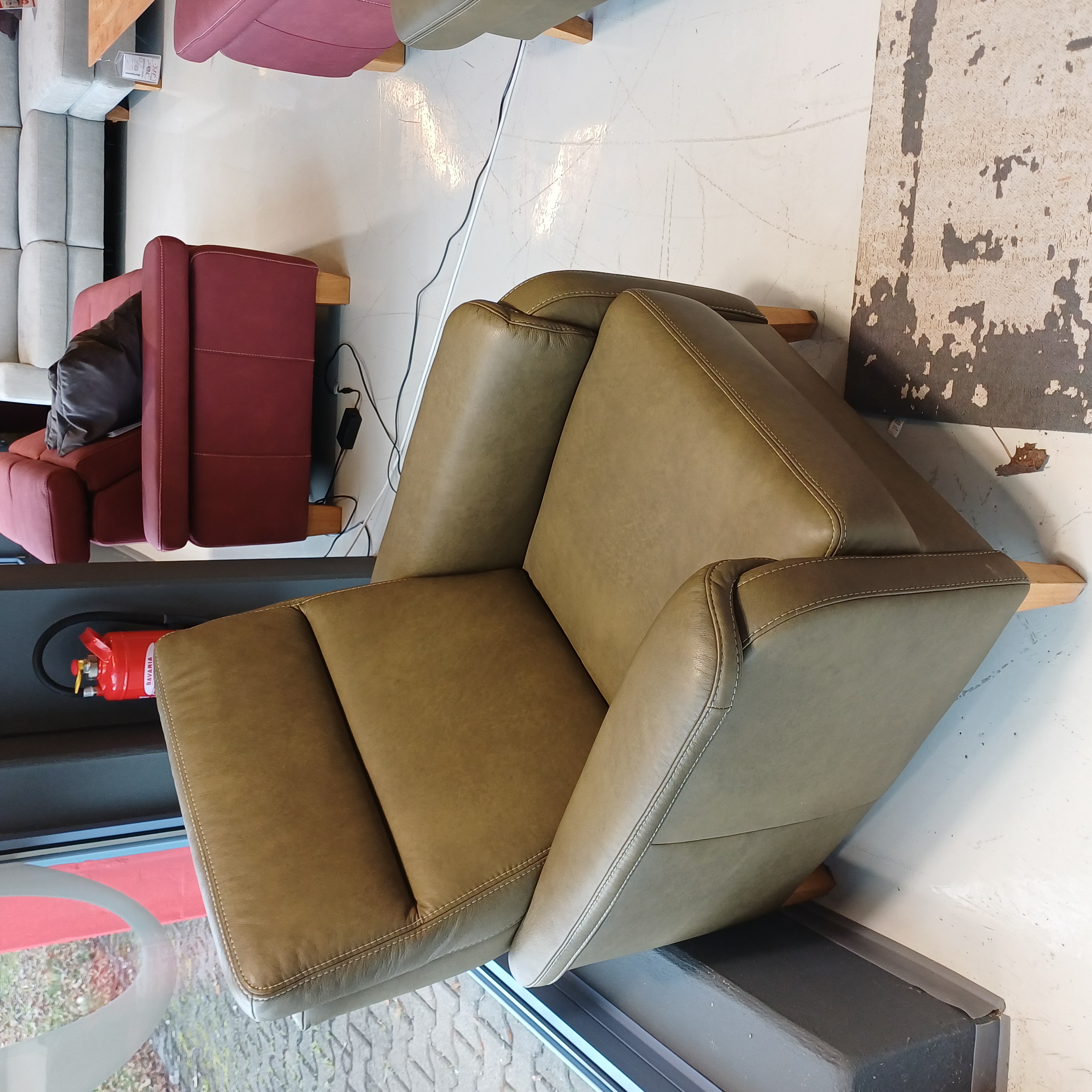 Sofa Garnitur in grünem Leder mit Holzfüßen