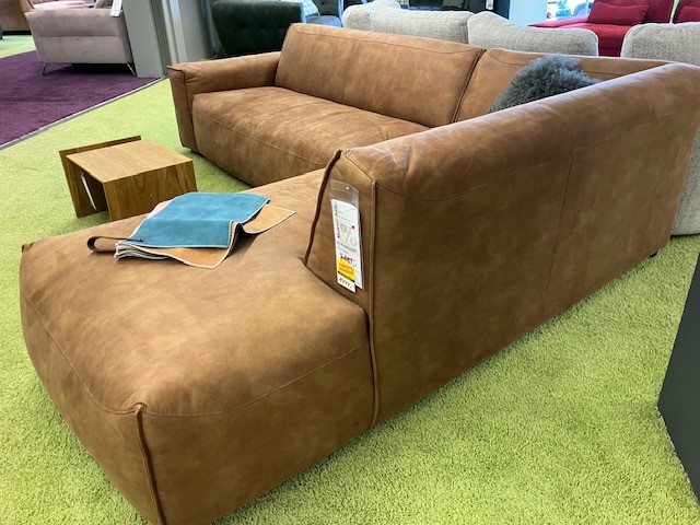 Ecksofa in braun im skandinavischen Stil Ecksofa in braun im skandinavischen Stil