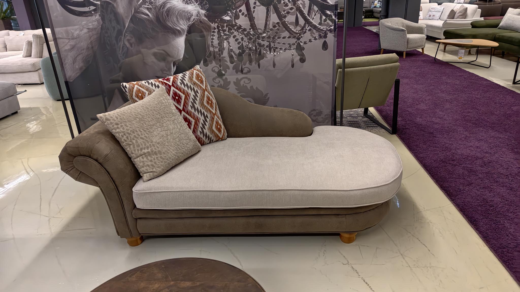 Klassisches Sofa, Recamiere und Ohrenbackensessel