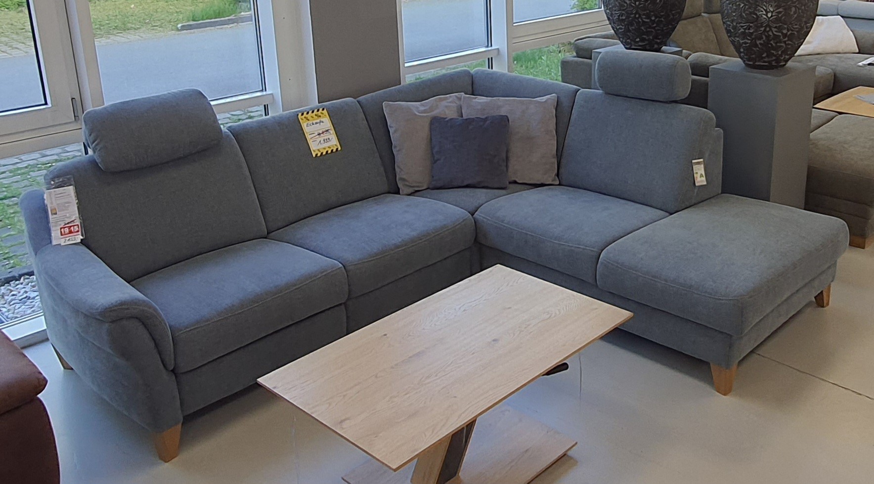 Ecksofa in grauem Stoff mit Holzfüßen