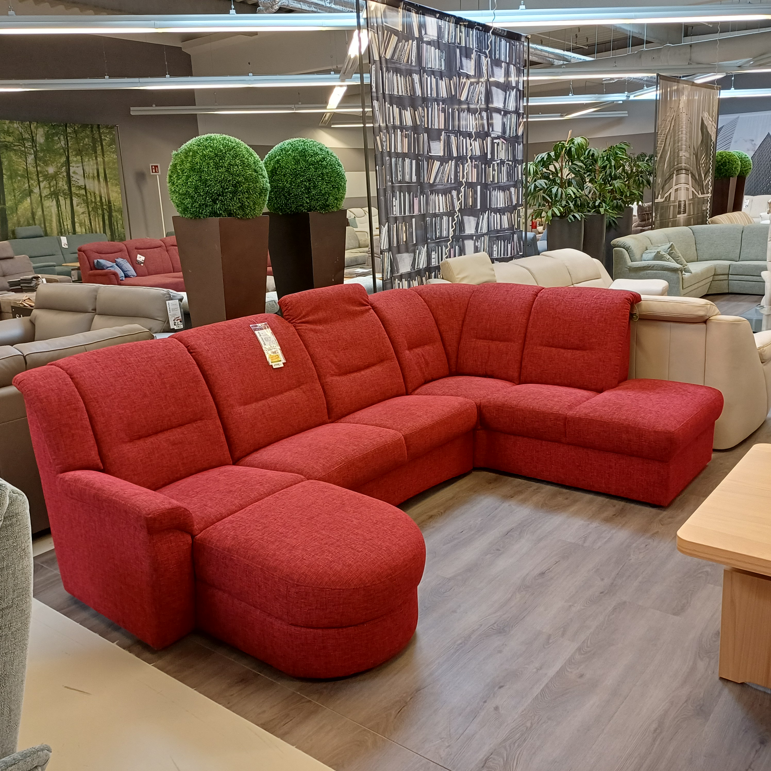 Wohnlandschaft in rotem Stoff mit Sessel