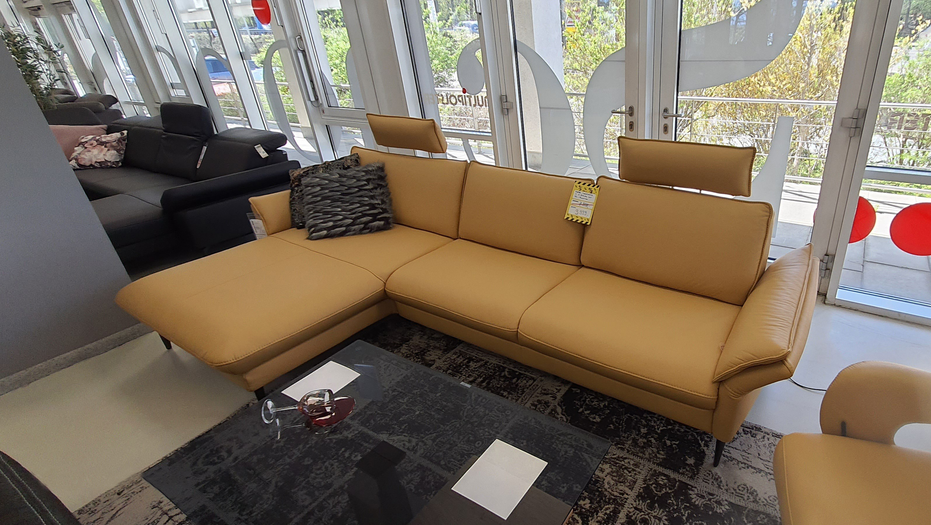 Schöne Ledercouch als Ecksofa in gelb