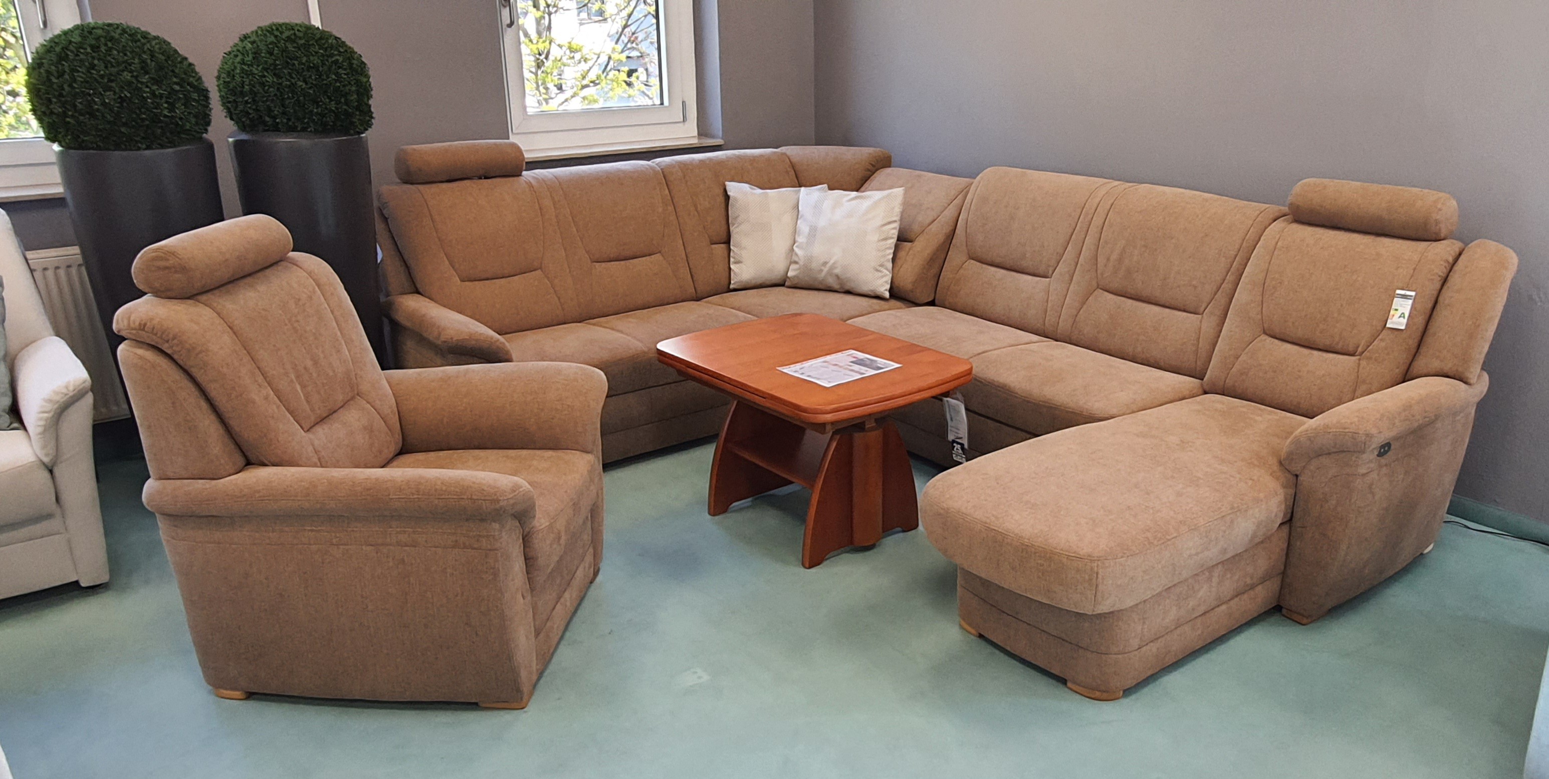 Wohnlandschaft in braun mit Sessel
