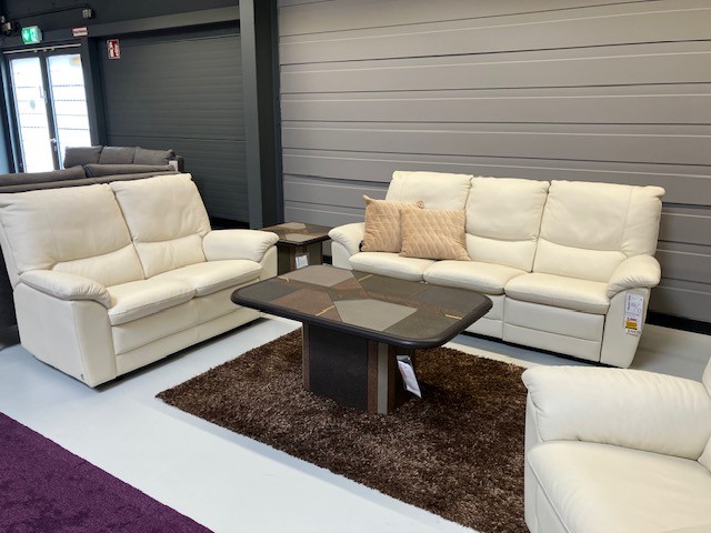 Polstergruppe mit 2-Sitzer, 3-Sitzer und Sessel in Leder Polstergruppe mit 2-Sitzer, 3-Sitzer und Sessel in Leder