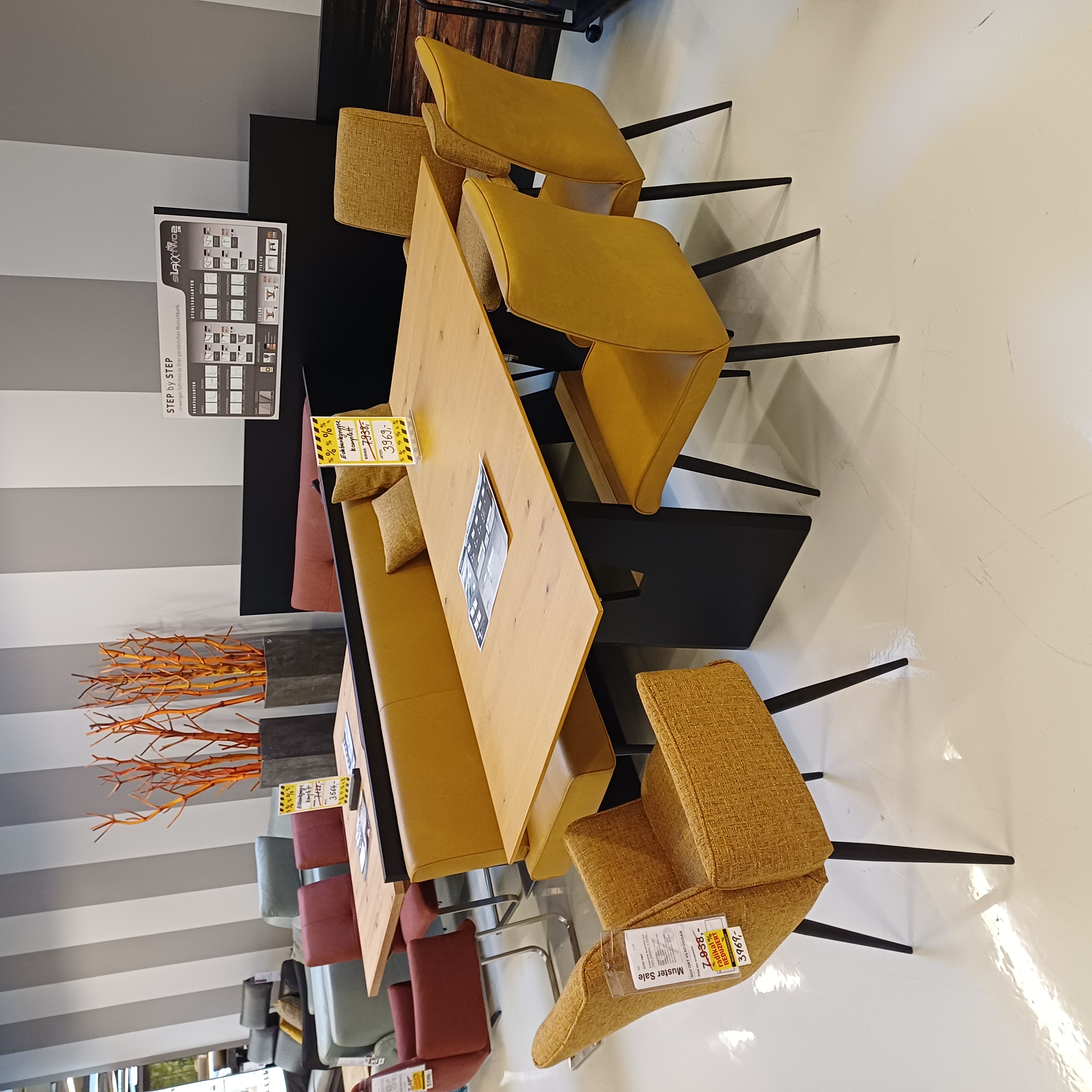 Essgruppe mit Stühlen, Bank und Tisch Essgruppe mit Stühlen, Bank und Tisch