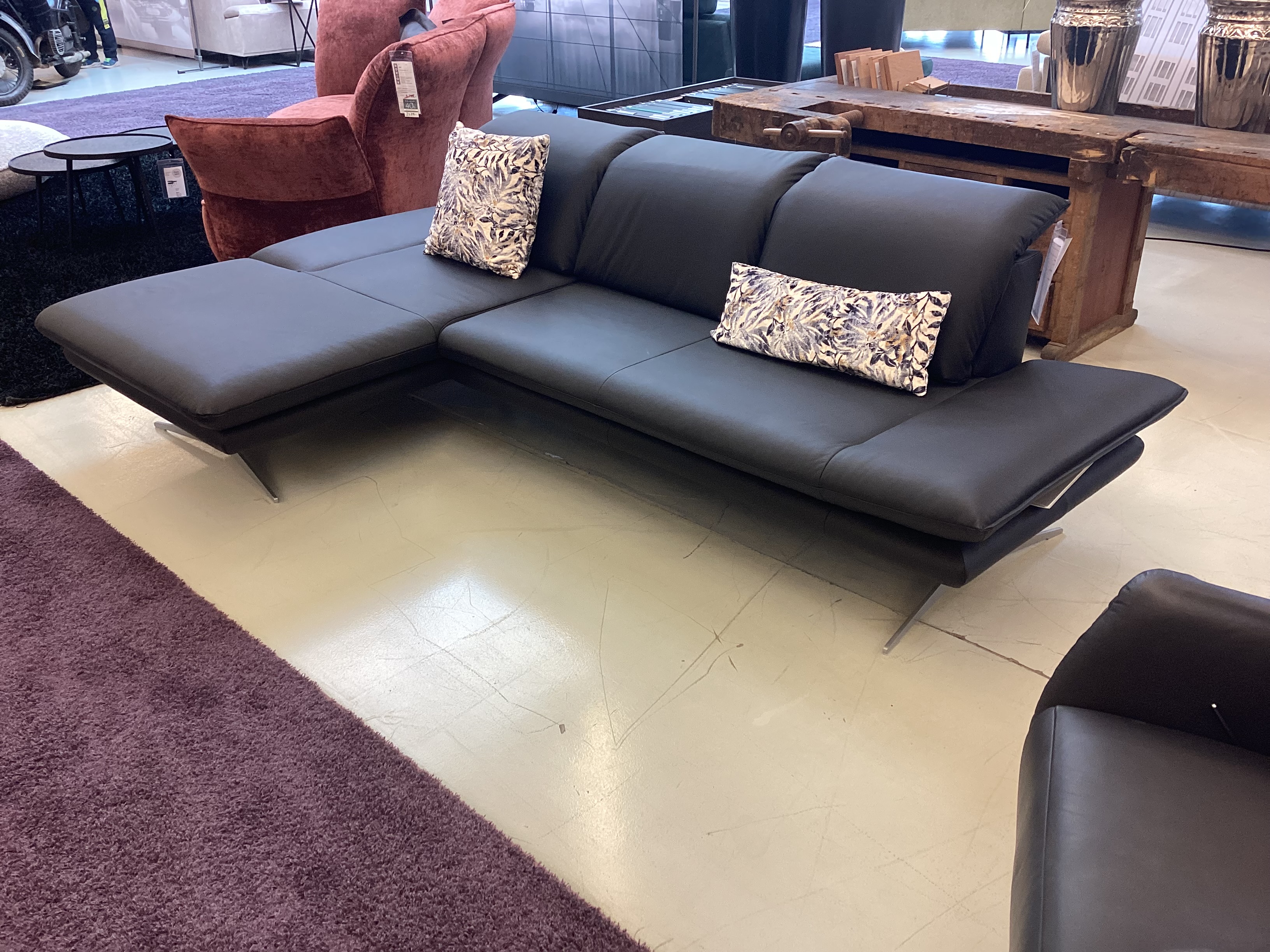 Modernes Ecksofa in Leder schwarz mit Metallkufen