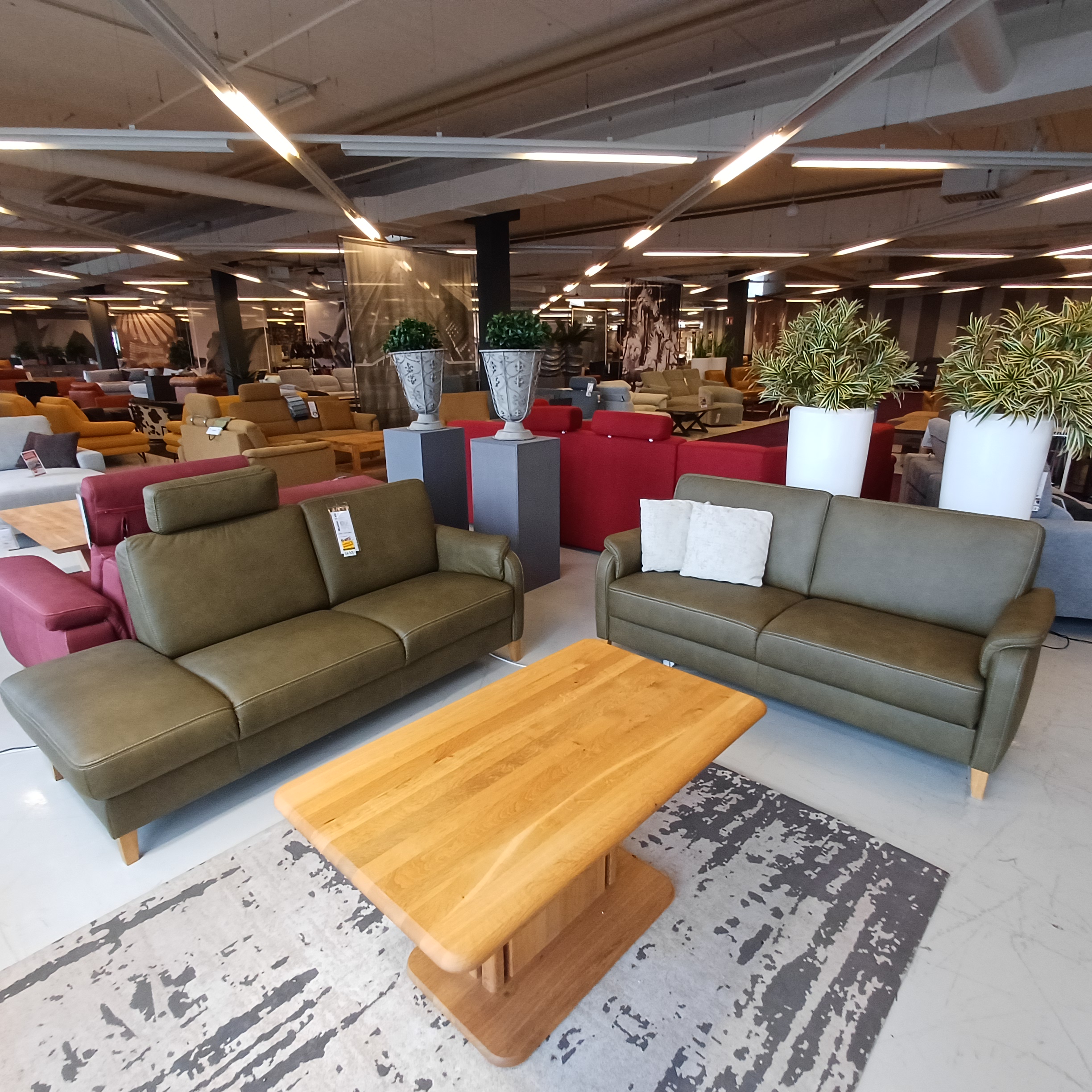 Sofa Garnitur in grünem Leder mit Holzfüßen Sofa Garnitur in grünem Leder mit Holzfüßen