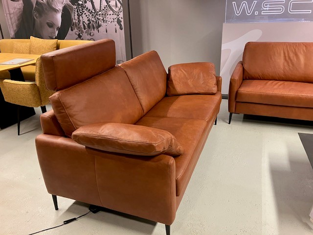 Polstergruppe mit zwei 2-Sitzer und einem Sessel in Leder Polstergruppe mit zwei 2-Sitzer und einem Sessel in Leder