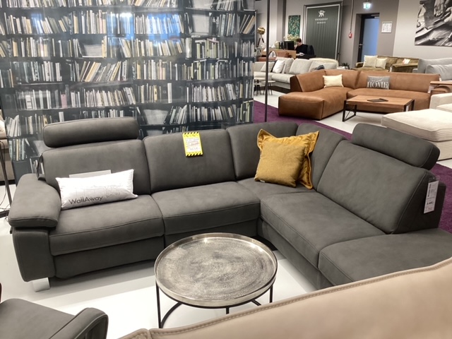 Hochwertige Sitzgarnitur mit motorischen Relaxsessel Hochwertige Sitzgarnitur mit motorischen Relaxsessel