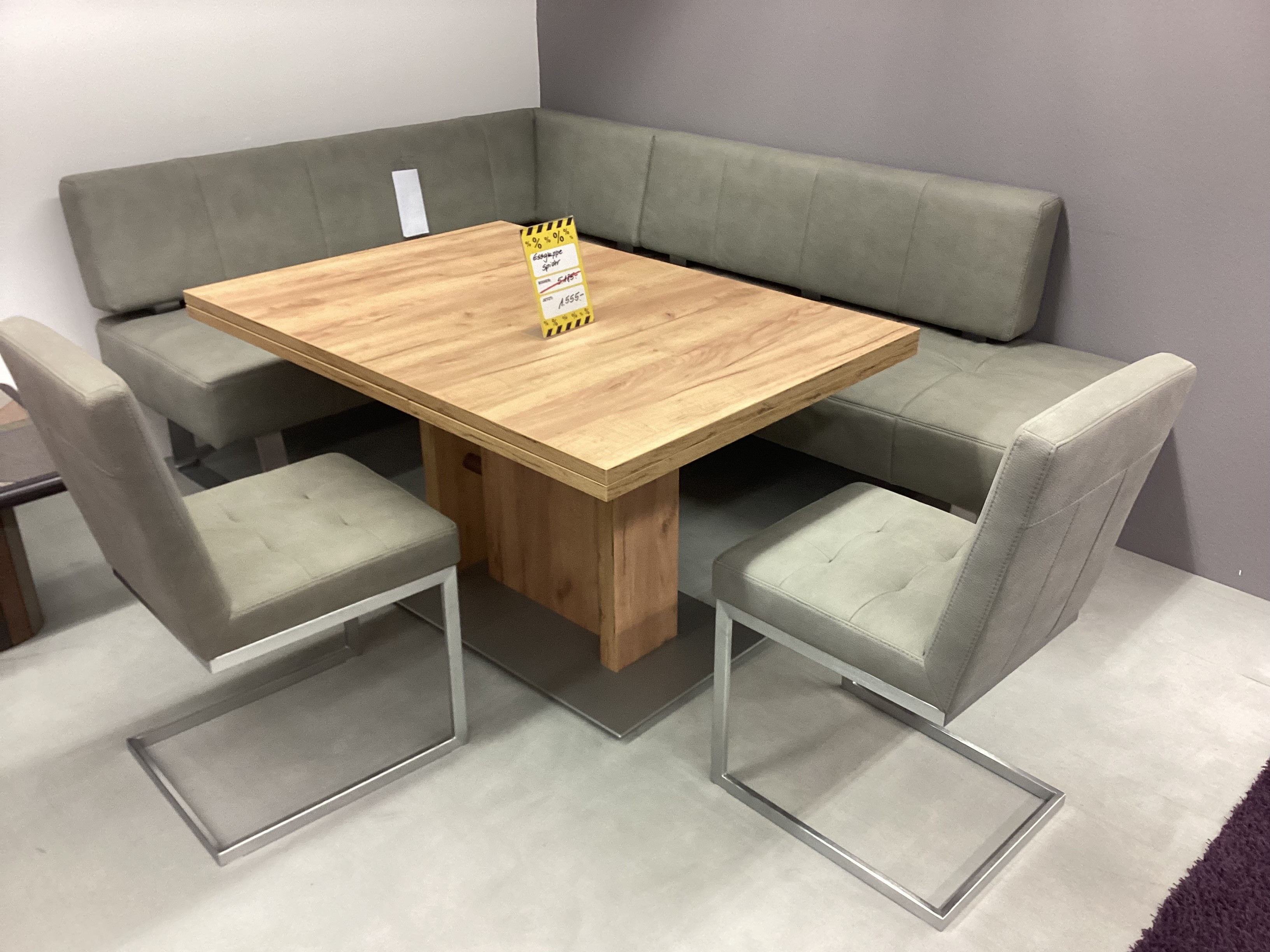 Essgruppe , Eckbank mit 2 Stühlen , Tisch ausziehbar Essgruppe , Eckbank mit 2 Stühlen , Tisch ausziehbar