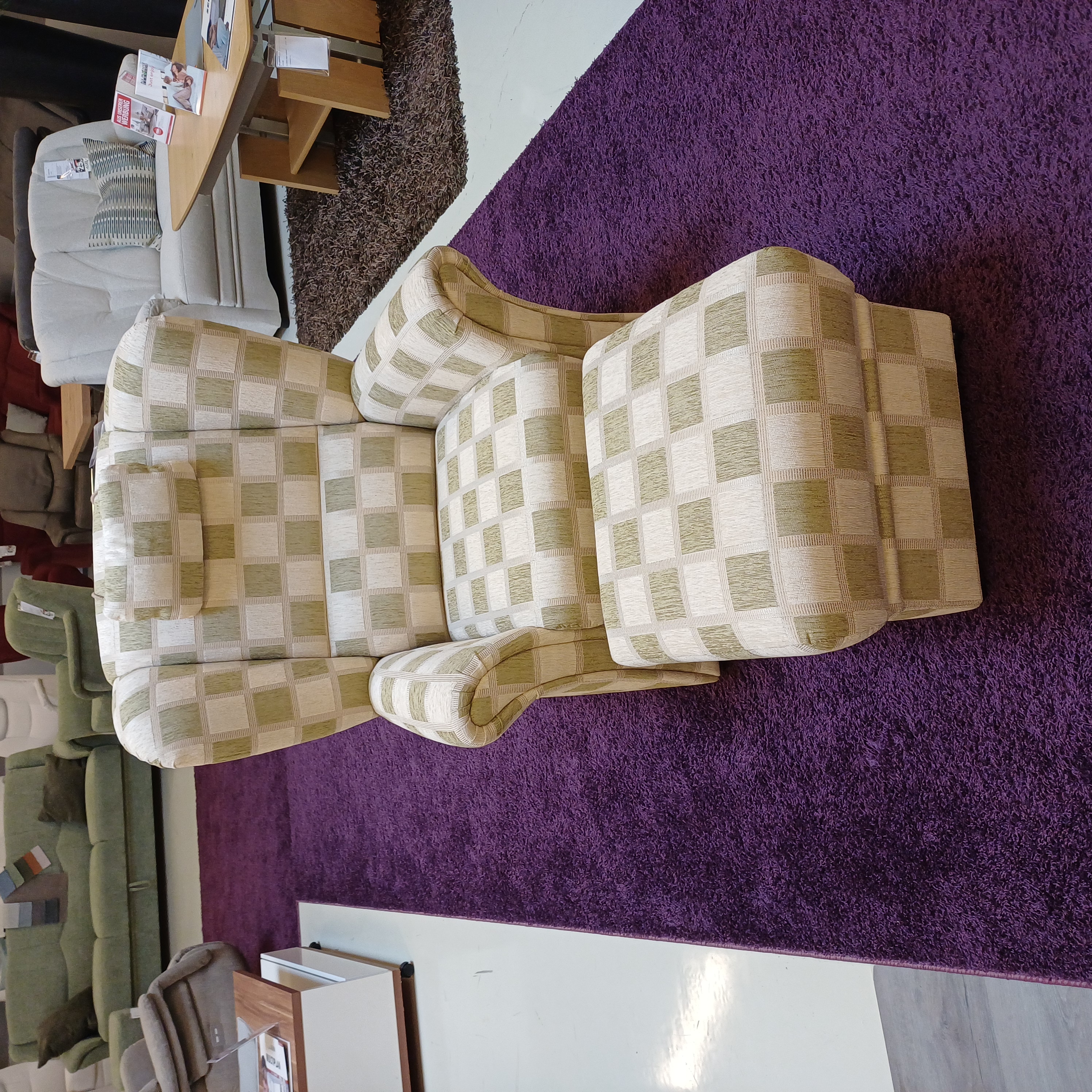 Karierter Ohrenbackensessel mit Hocker Karierter Ohrenbackensessel mit Hocker