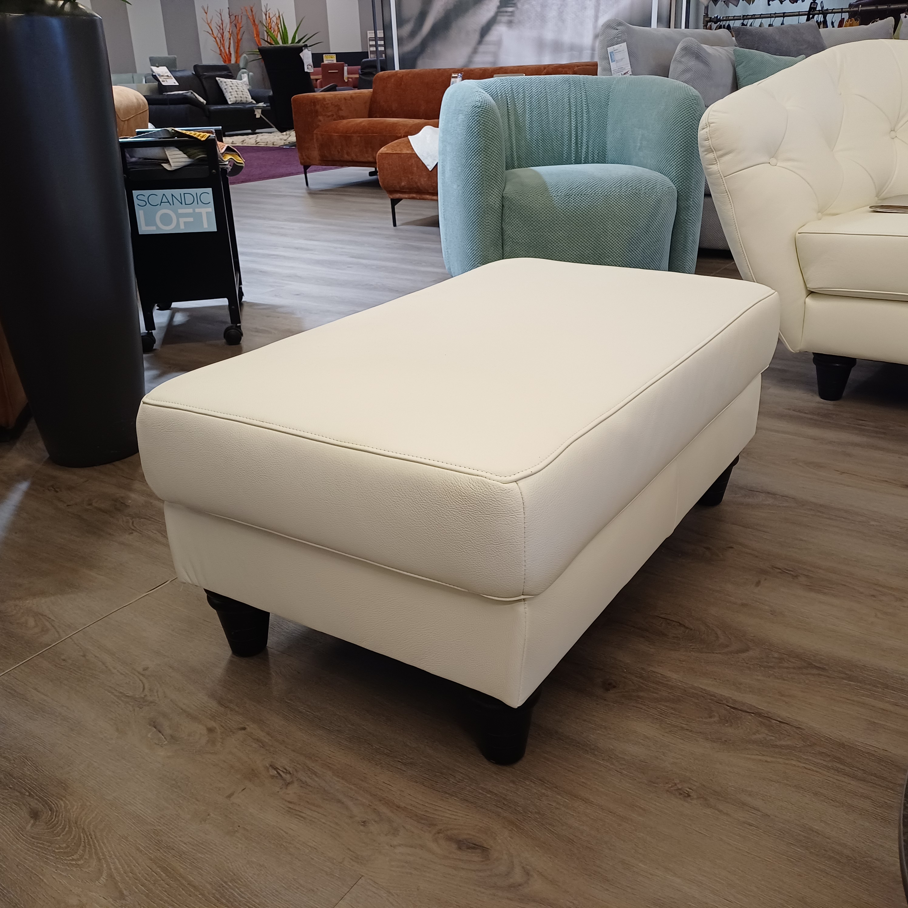 Récamiere + 3-Sitzer und Hocker in Leder weiß